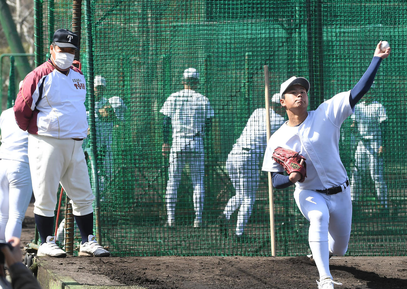 松浦の投球練習を見守る大阪桐蔭・西谷監督（撮影・前岡正明）