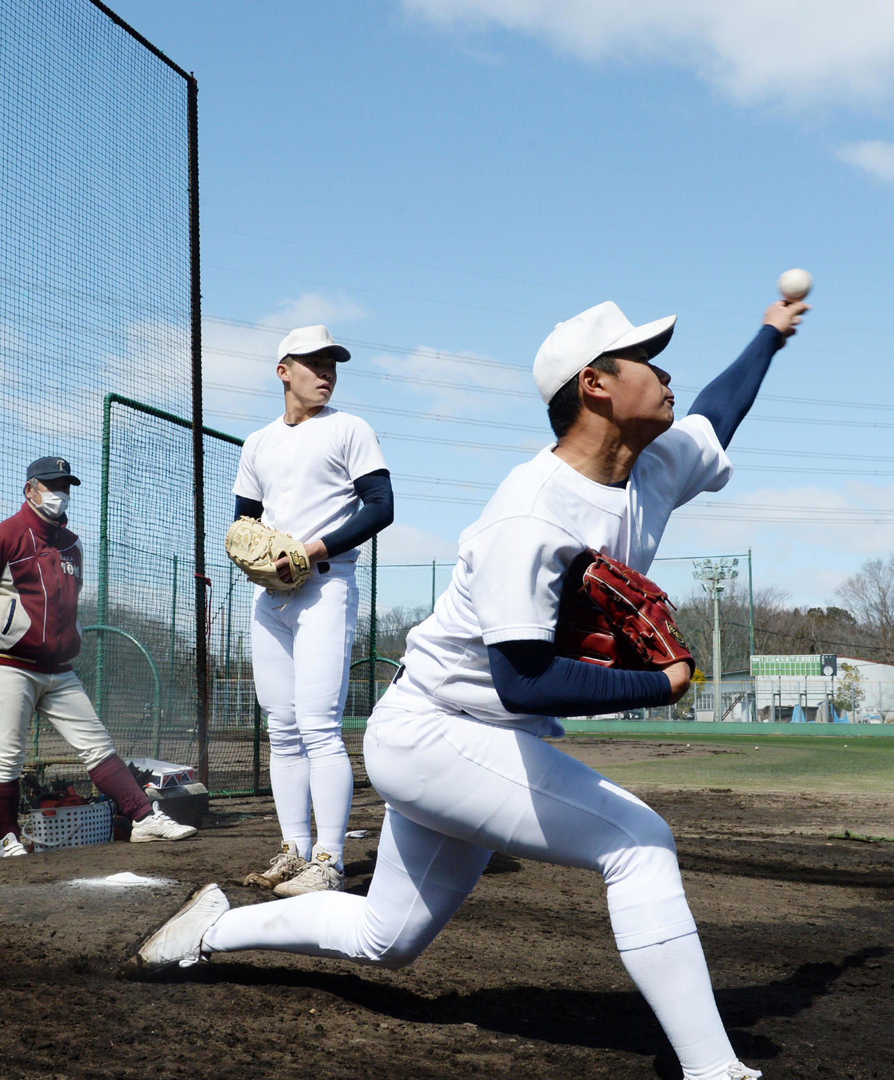 ブルペンで投球練習を行う大阪桐蔭・松浦（右）と関戸（撮影・前岡正明）