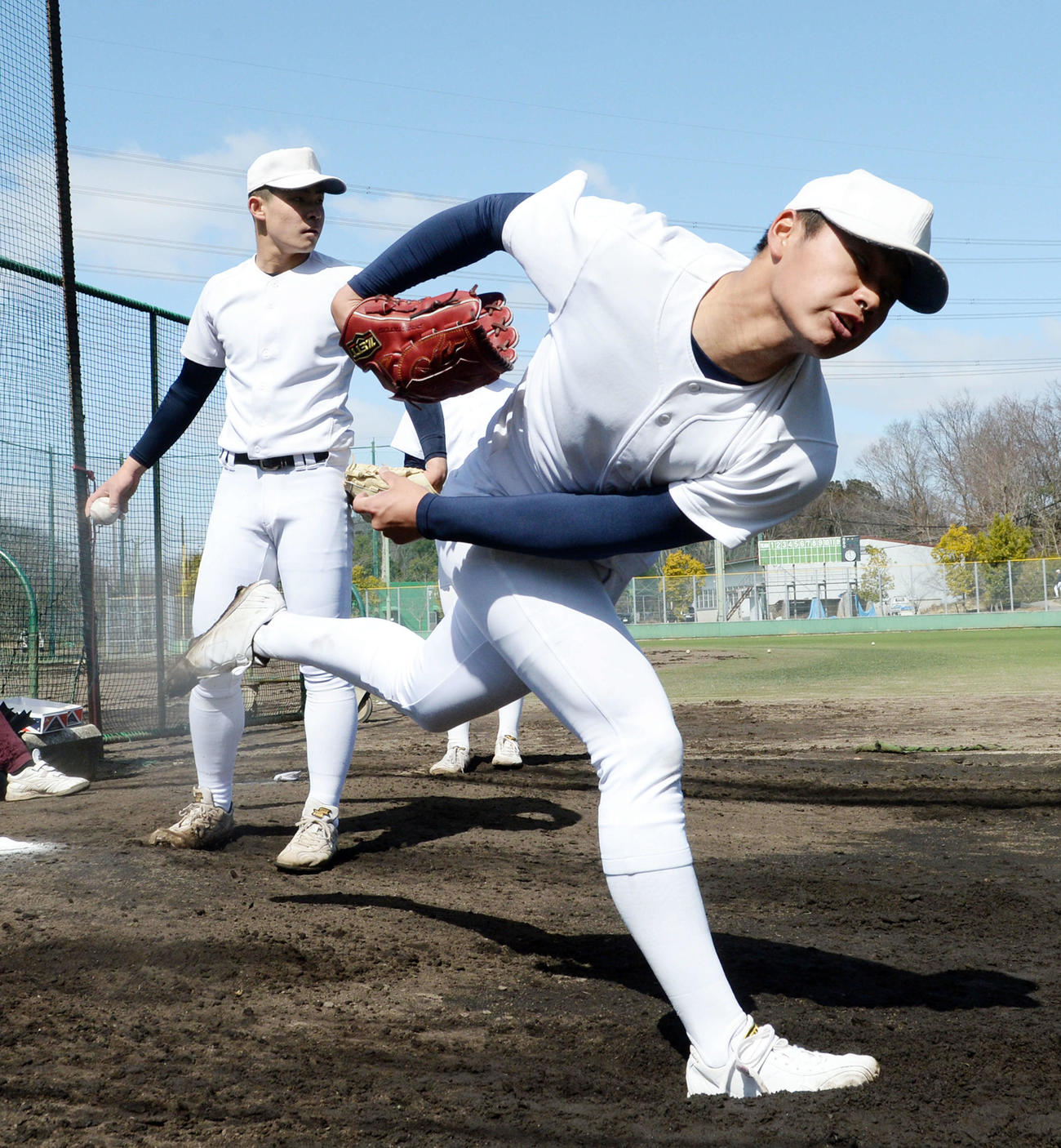 ブルペンで投球練習を行う大阪桐蔭・松浦（右）と関戸（撮影・前岡正明）