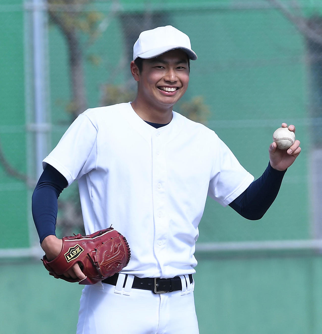 笑顔でキャッチボールを行う大阪桐蔭松浦（撮影・前岡正明）