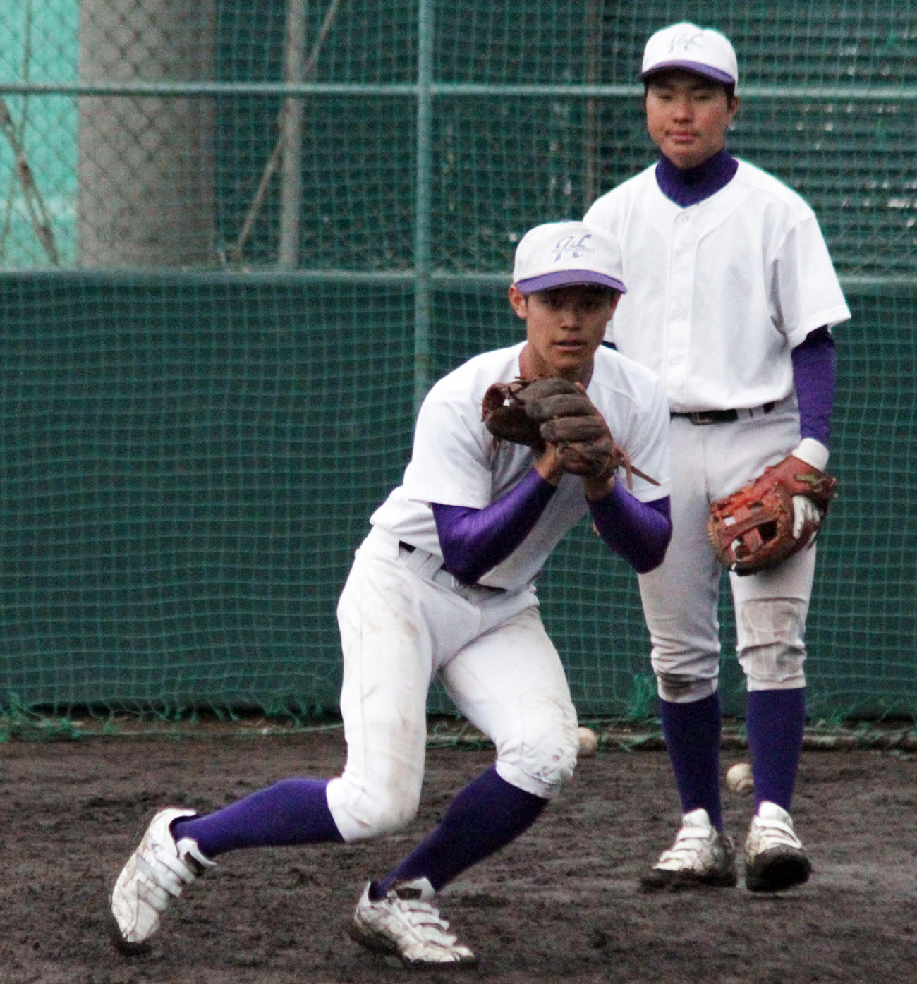 入念に守備練習を行う東播磨主将の原正宗（撮影・酒井俊作）