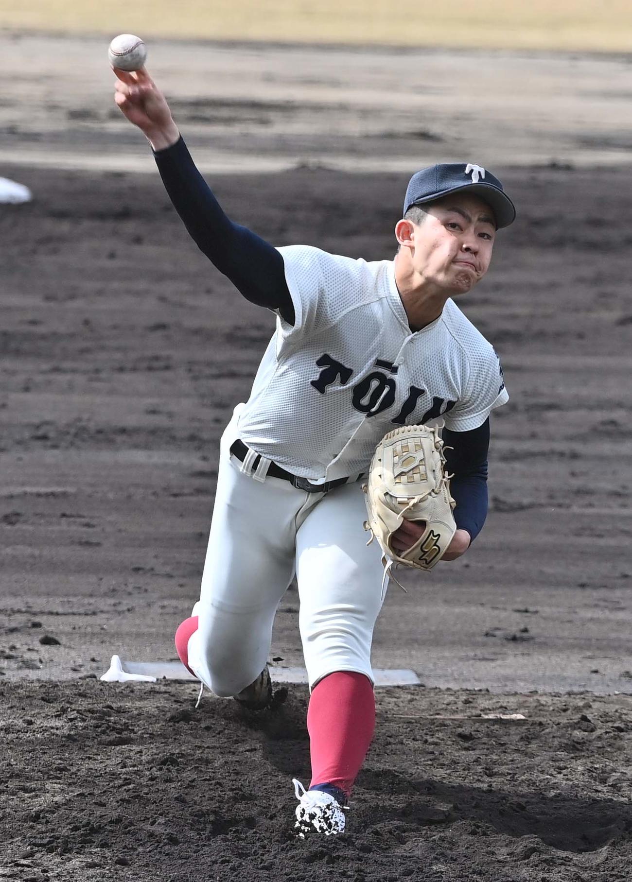 大阪桐蔭対京都外大西練習試合　2番手で登板した大阪桐蔭・関戸康介は京都外大西打線を5イニング無失点に抑えた（撮影・上田博志）