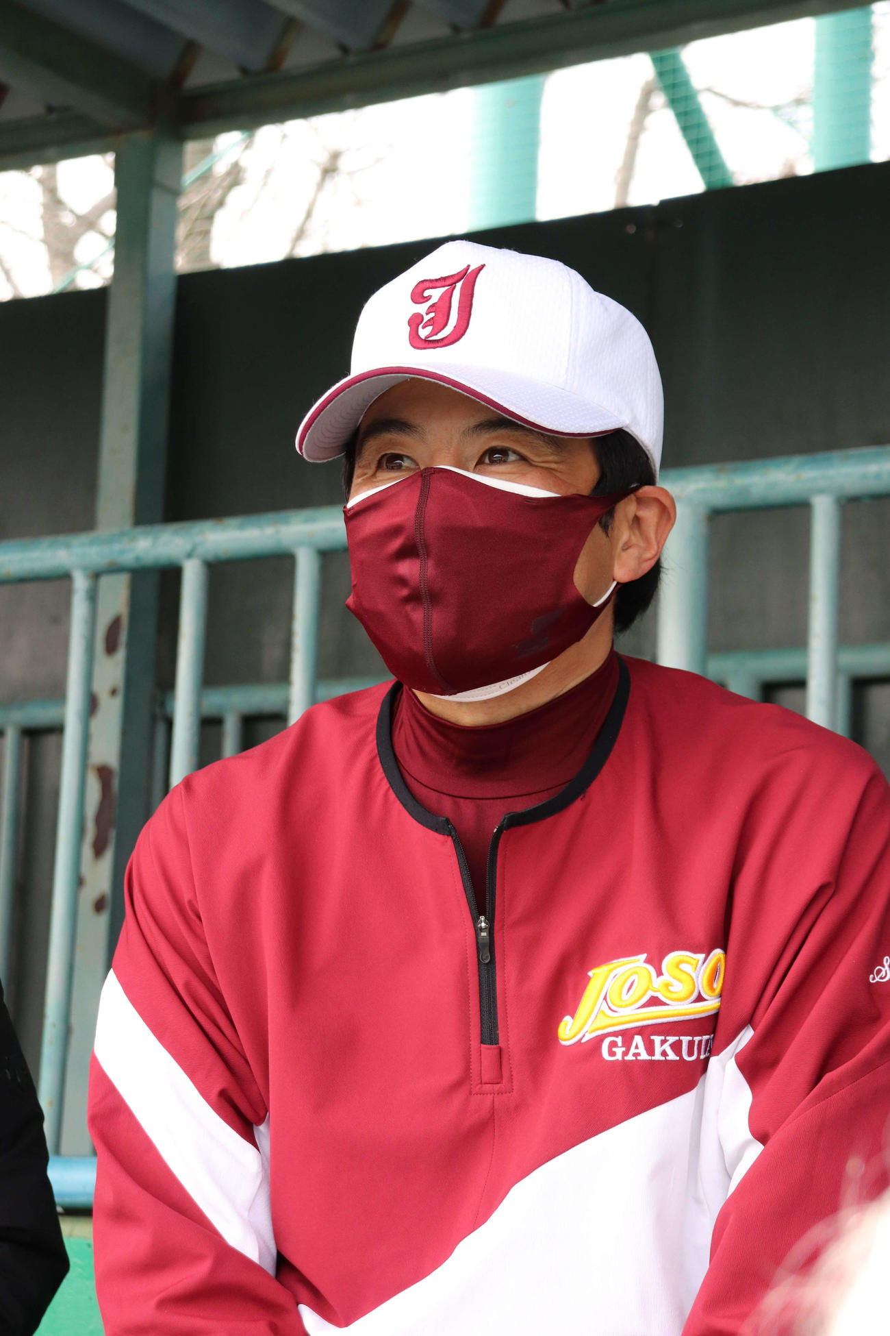 水戸葵陵対常総学院　今季初の練習試合を白星で飾り、笑顔で試合を振り返る島田監督（撮影・保坂淑子）