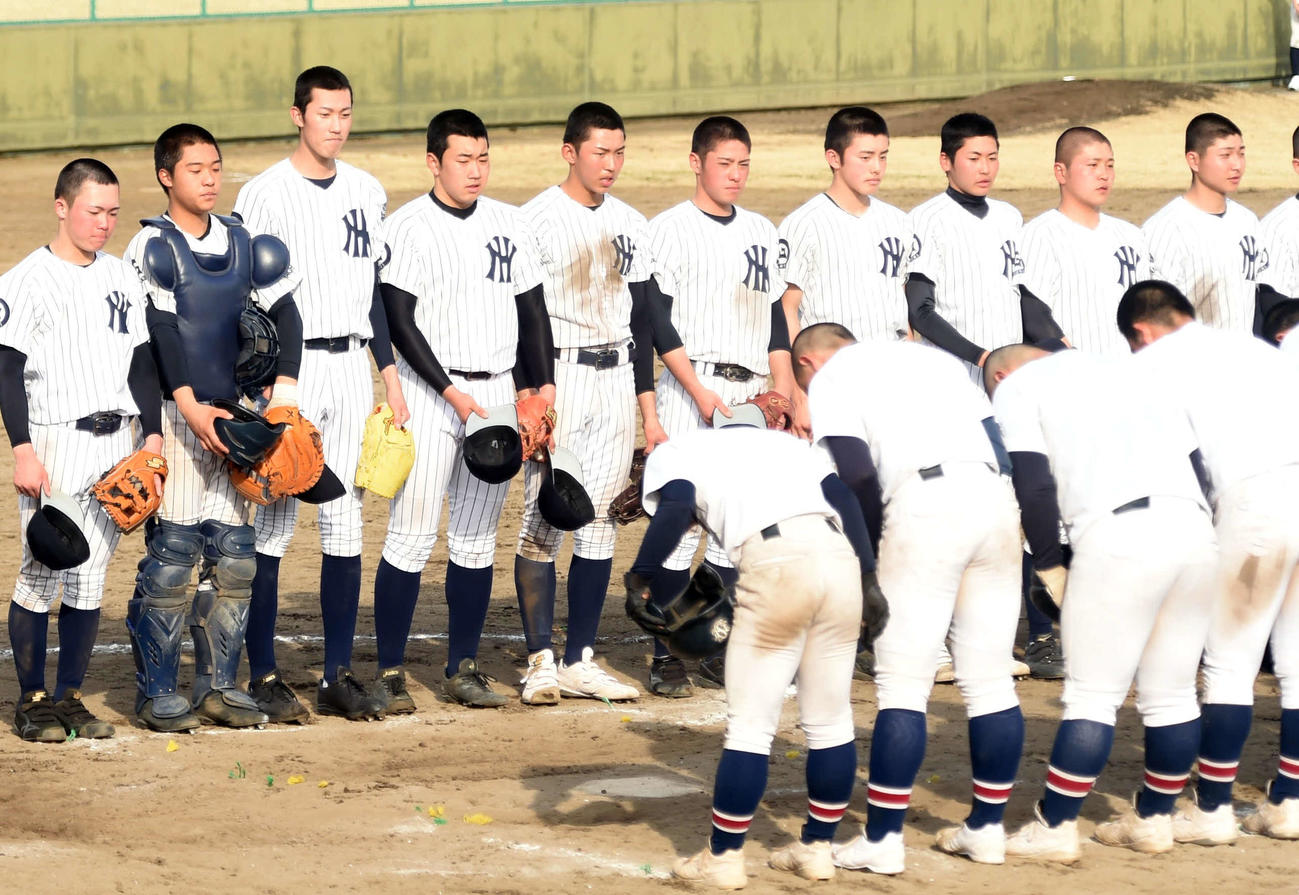 試合後にあいさつをする八戸西ナイン