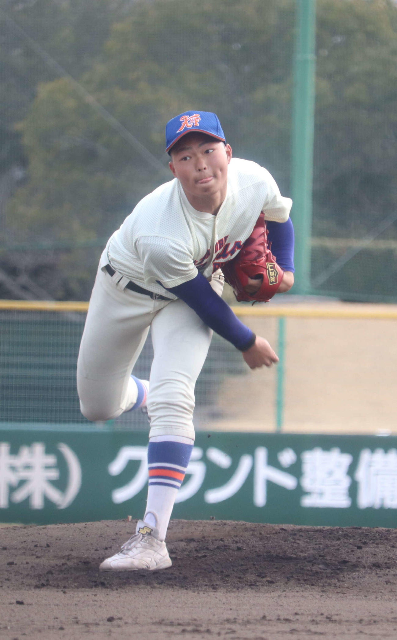 関西国際大との練習試合に登板し、2回1／3を1安打無失点に抑えた神戸国際大付・阪上