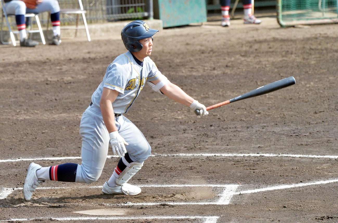 仙台育英対履正社（2試合目）　仙台育英1回表無死、中前打を放つ佐藤（撮影・佐藤究）