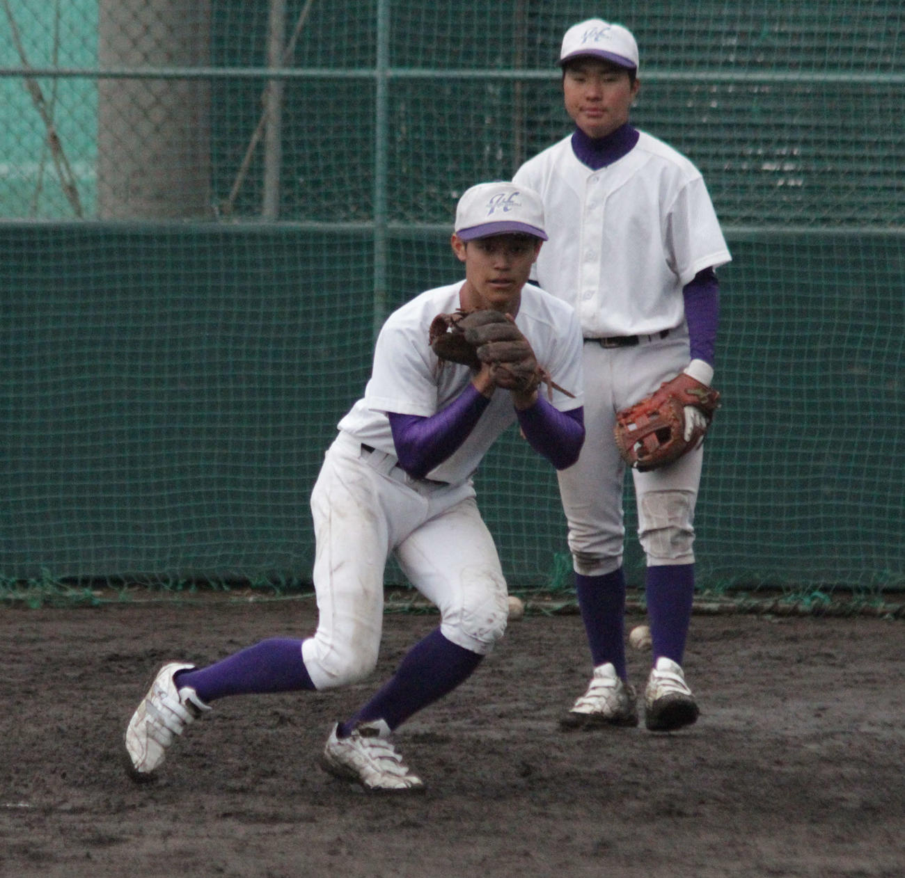 入念に守備練習を行う東播磨主将の原正宗（撮影・酒井俊作）