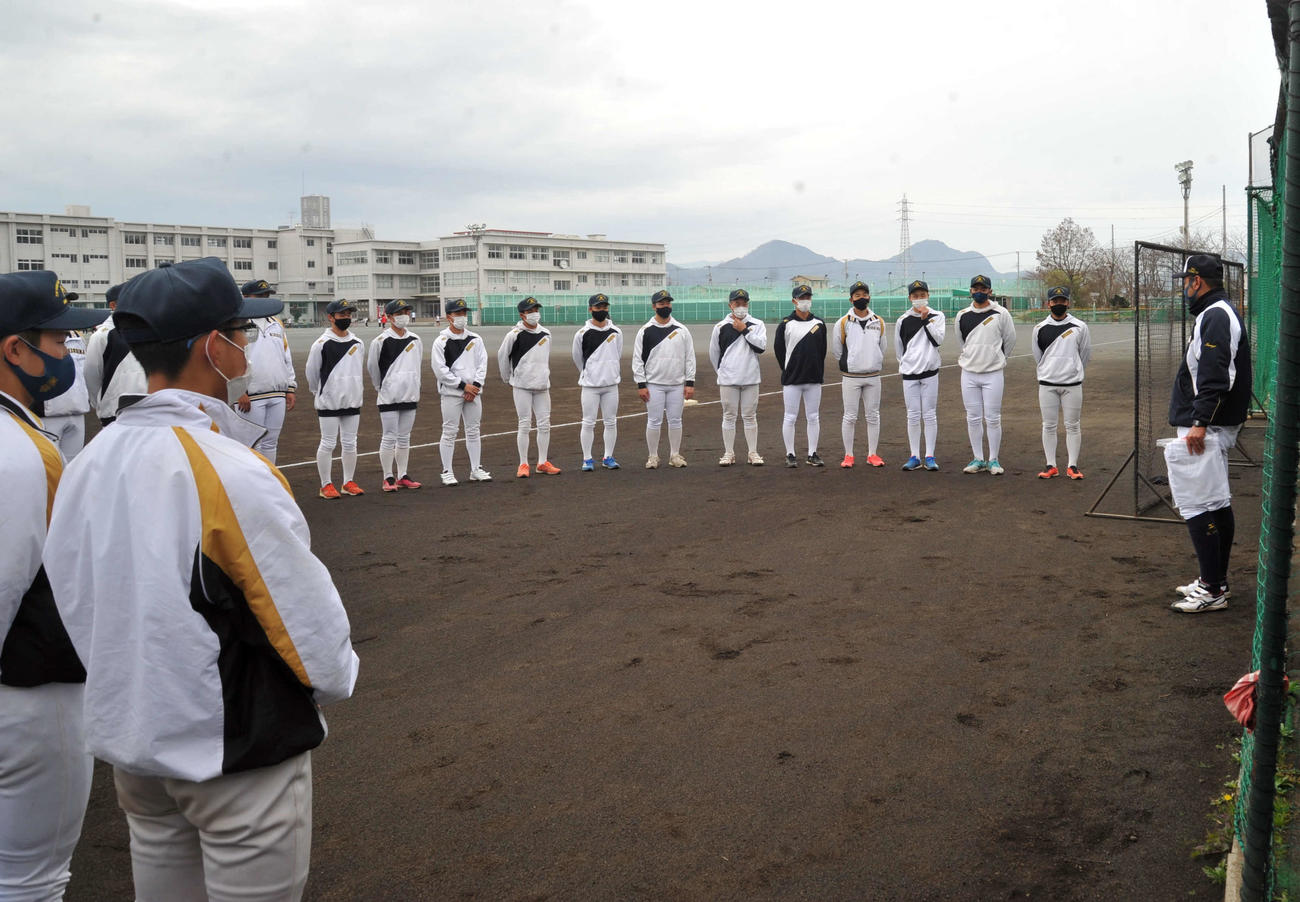 稲木監督（右端）からセンバツの最終登録メンバーを発表される三島南の選手たち