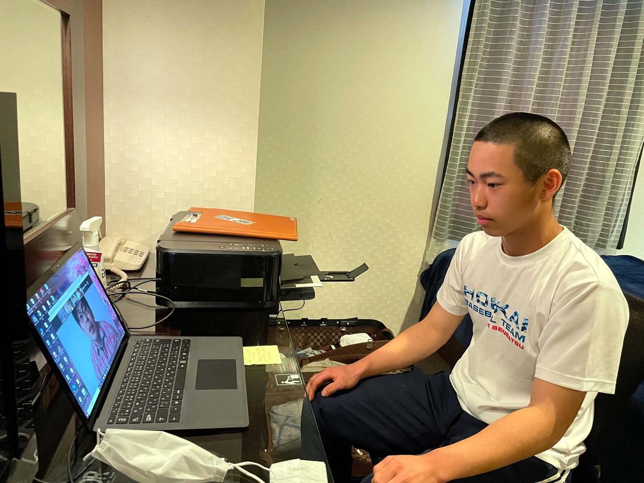 練習後、宿舎でオンライン取材に応じる北海・小原（北海高校提供）