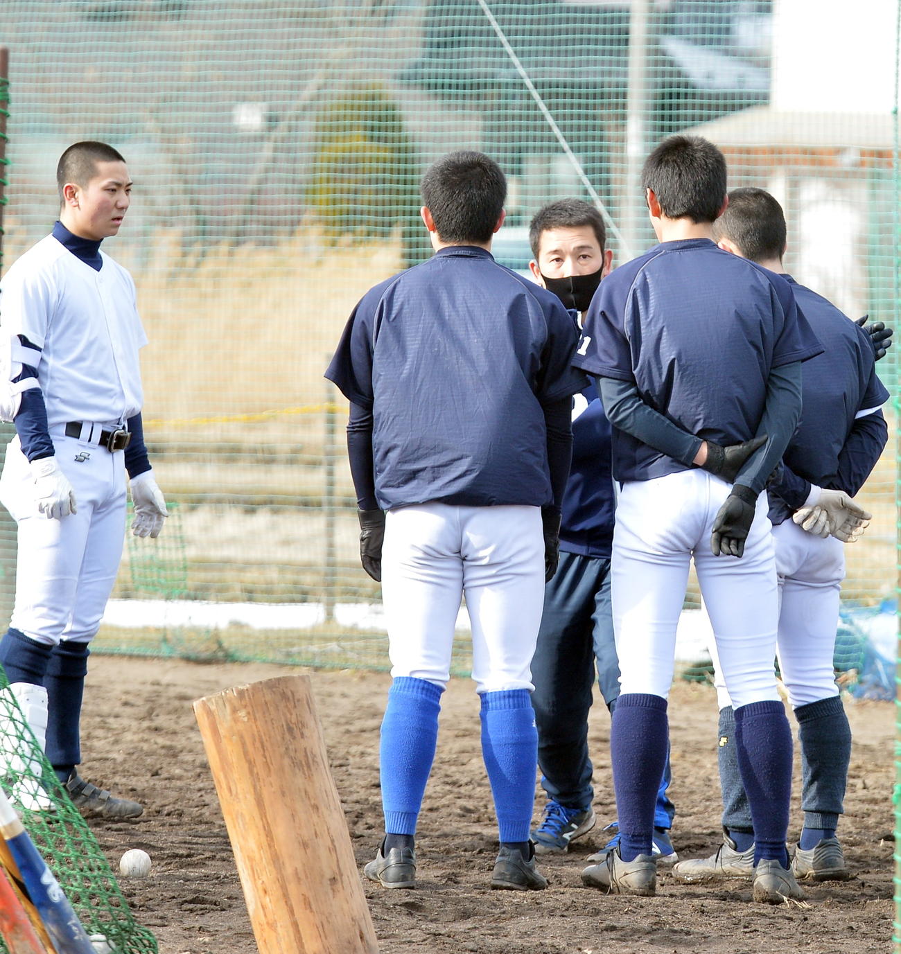 小川監督（右奥）のアドバイスを聞く八戸西の選手たち（撮影・佐藤究）