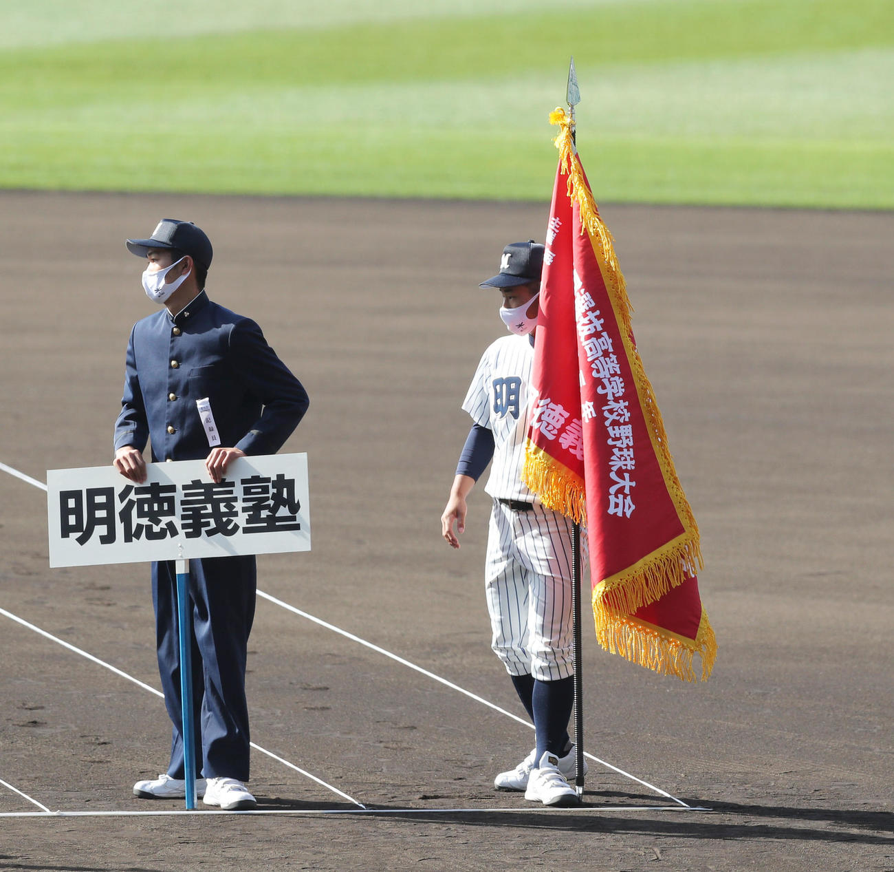 開会式のリハーサルを行う明徳義塾・米崎主将（右）（撮影・前田充）
