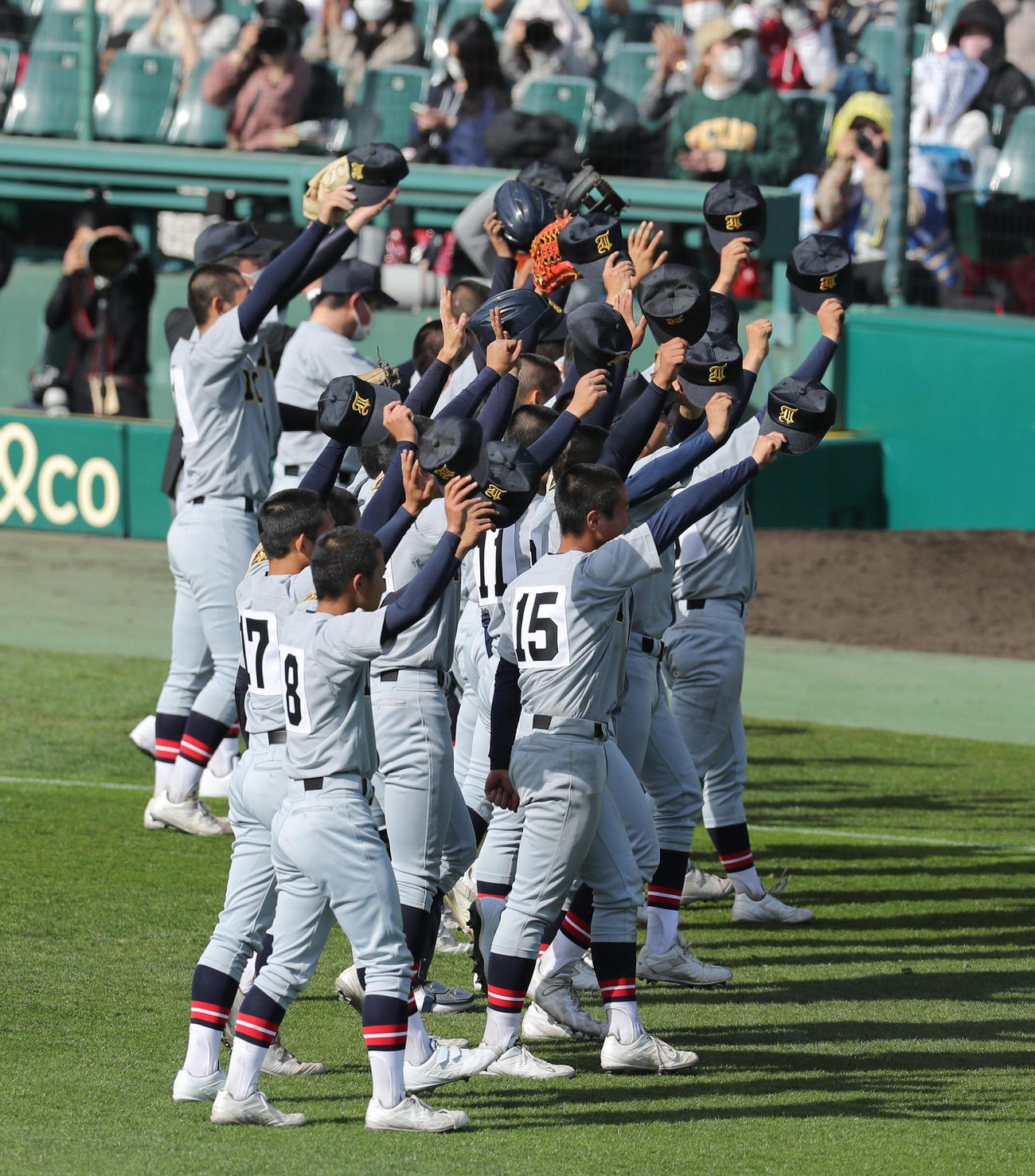 明徳義塾対仙台育英　明徳義塾に勝利し、アルプススタンド応援団にあいさつする仙台育英ナイン（撮影・前田充）