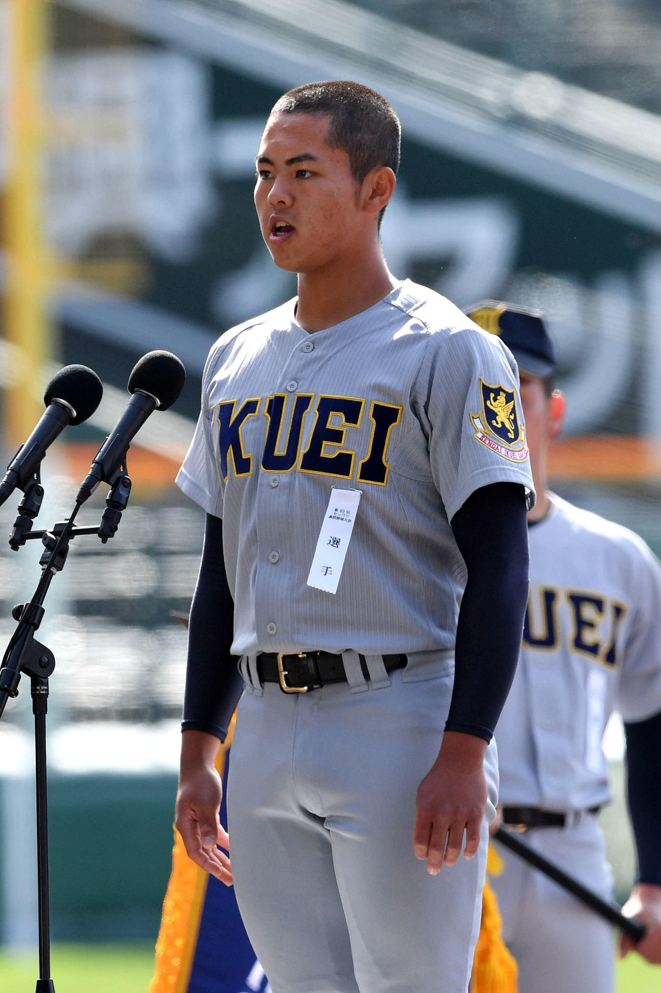 開会式で選手宣誓する仙台育英・島貫主将（撮影・滝沢徹郎）