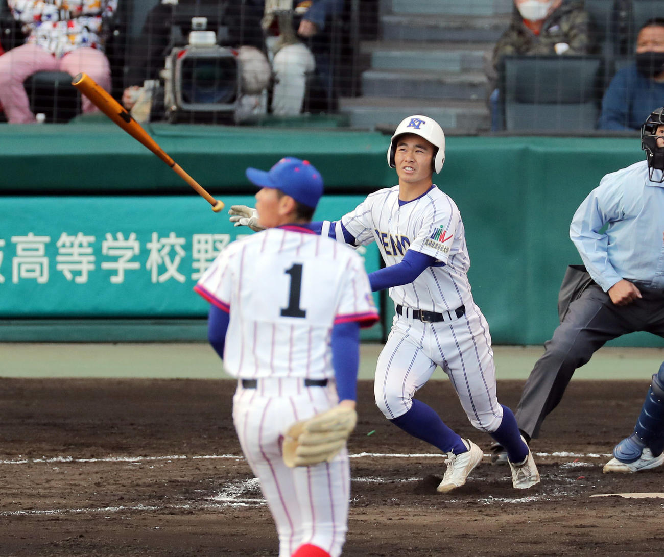 下関国際対高崎健康福祉大高崎　8回裏高崎健康福祉大高崎1死二塁、右越え適時二塁打を放つ小沢。投手古賀（撮影・前田充）