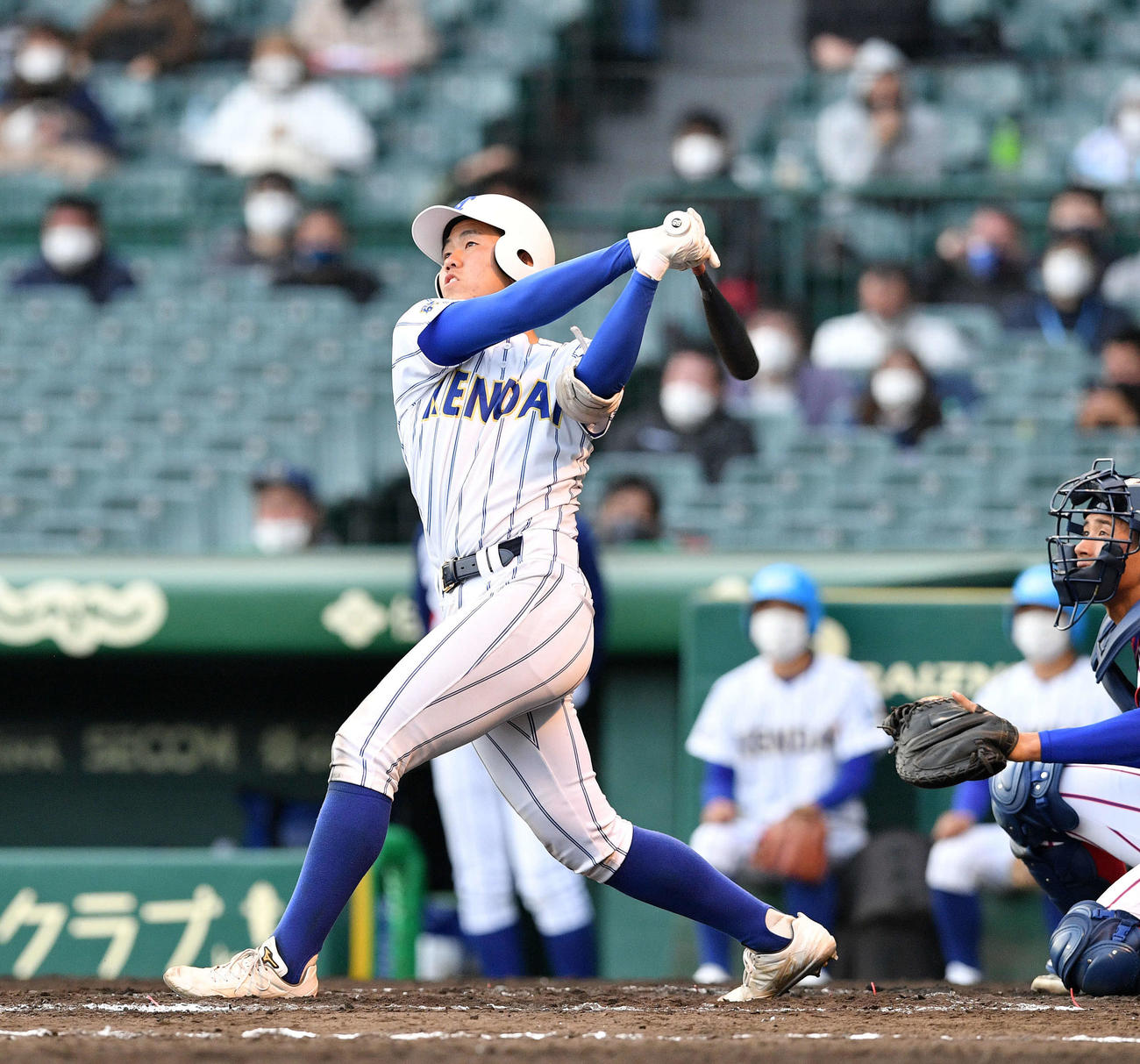 下関国際対高崎健康福祉大高崎　8回裏高崎健康福祉大高崎2死一、二塁、綱川は中適時二塁打を放つ（撮影・滝沢徹郎）