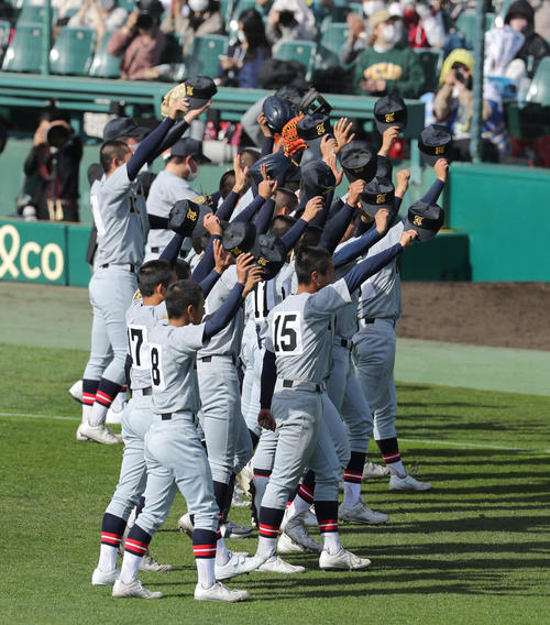 明徳義塾対仙台育英　明徳義塾に勝利し、アルプススタンド応援団にあいさつする仙台育英ナイン（撮影・前田充）