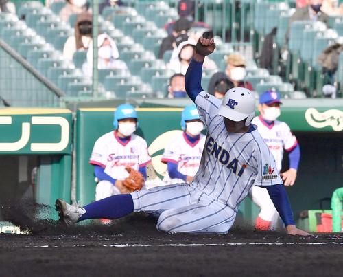 2回裏高崎健康福祉大高崎1死一塁、伊藤の中越え先制適時二塁打で生還する森川倫太郎（撮影・上田博志）