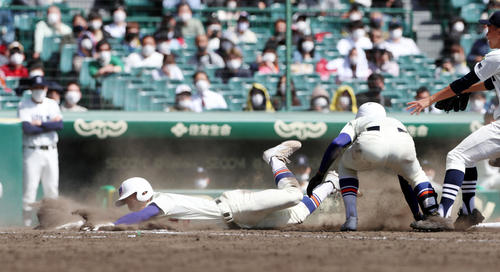 北海対神戸国際大付　9回裏神戸国際大付1死一、三塁、打者武本のとき三走阪上が本盗成功で同点となる（撮影・加藤哉）