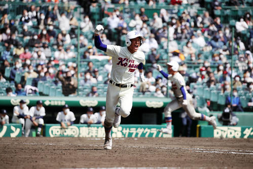 北海対神戸国際大付　10回裏神戸国際大付1死満塁、関はサヨナラ中前適時打を放つ（撮影・加藤哉）