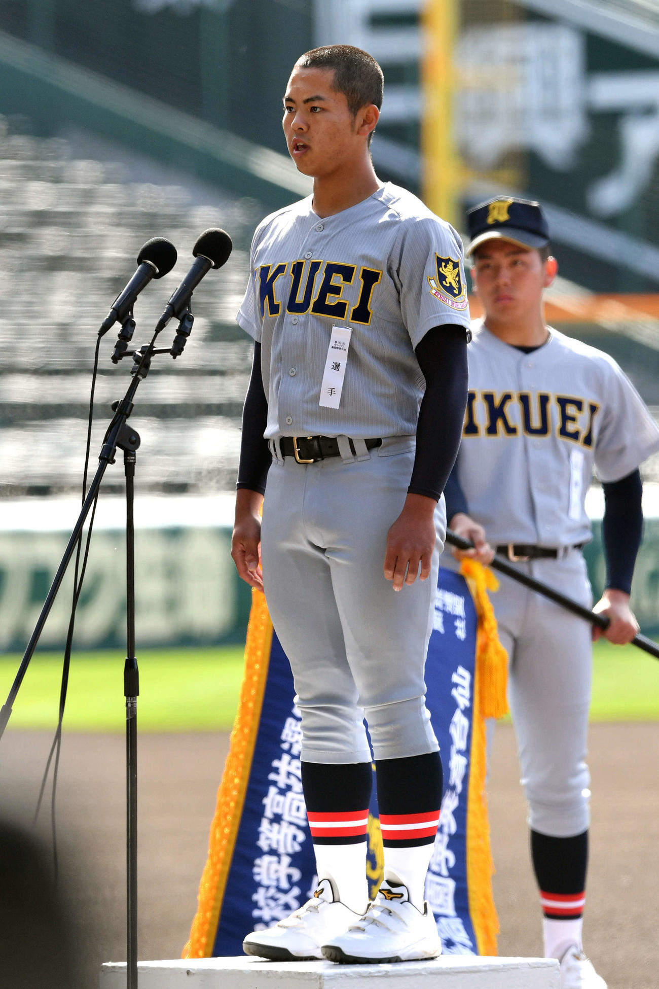開会式で選手宣誓する仙台育英・島貫主将（撮影・滝沢徹郎）