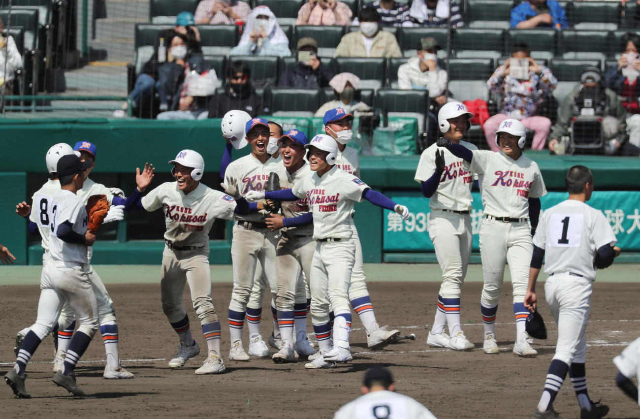 北海対神戸国際大付　10回裏神戸国際大付2死満塁、北海にサヨナラ勝ちし歓喜する神戸国際大付ナイン（撮影・前田充）