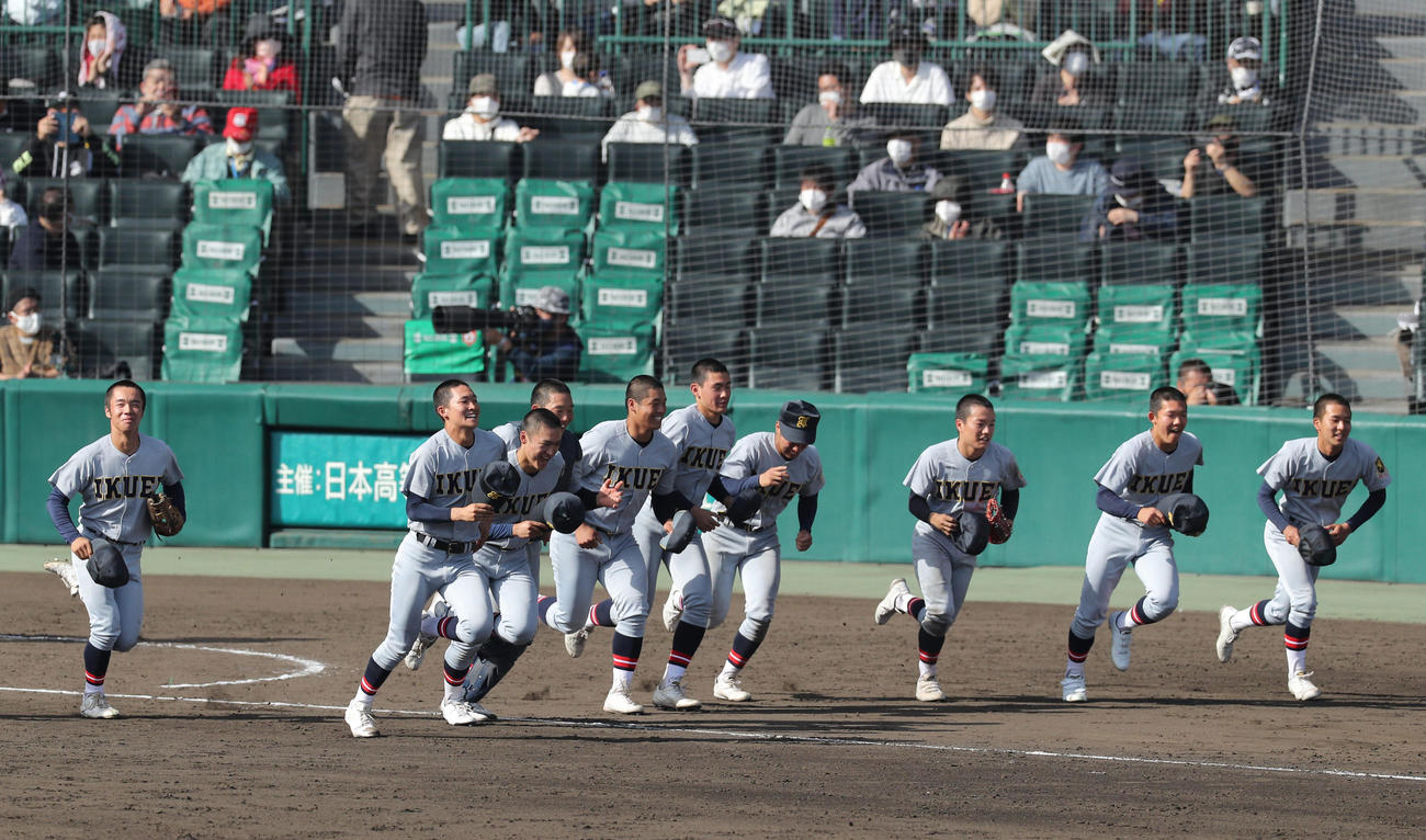 明徳義塾対仙台育英　明徳義塾に勝利し、笑顔でアルプススタンドに向かって駆けだす仙台育英ナイン（撮影・前田充）