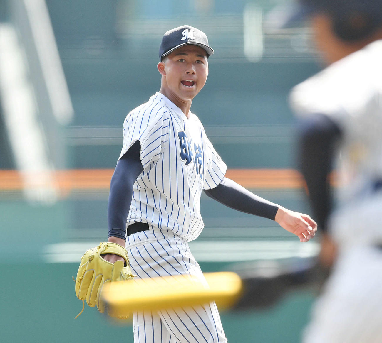 明徳義塾対仙台育英　気合の入った表情で投球する明徳義塾先発の代木（撮影・滝沢徹郎）