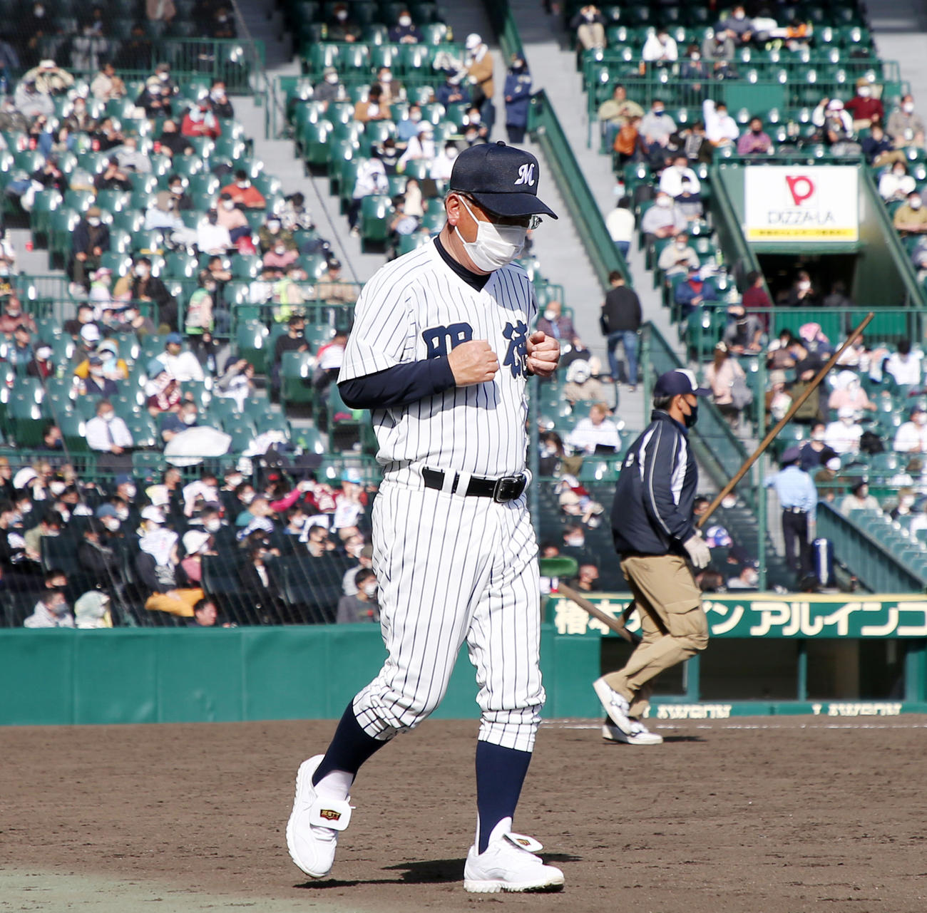 仙台育英に敗れ応援団にあいさつへ向かう明徳義塾の馬淵監督（撮影・加藤哉）