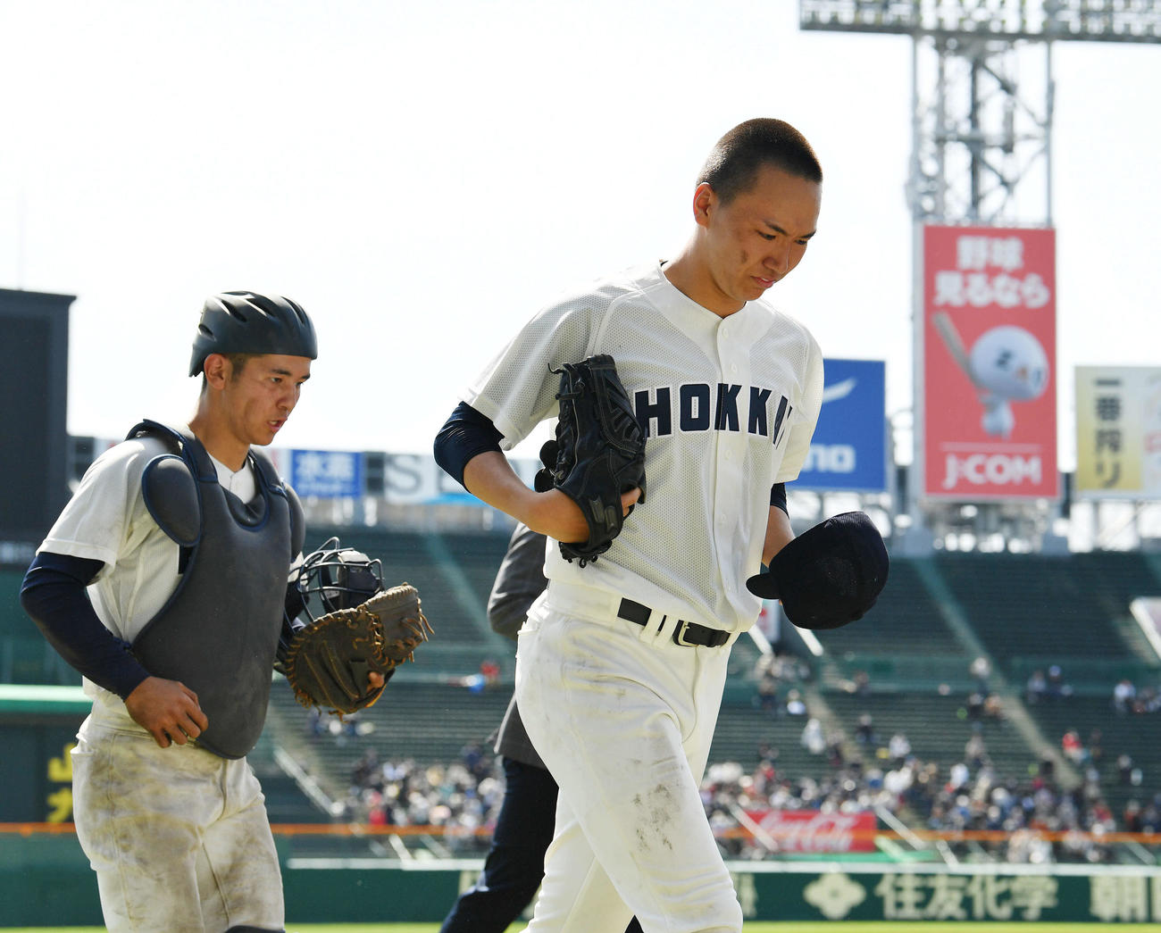 北海対神戸国際大付　サヨナラ負けし悔し涙を流し引き揚げる北海・木村（右）（撮影・滝沢徹郎）