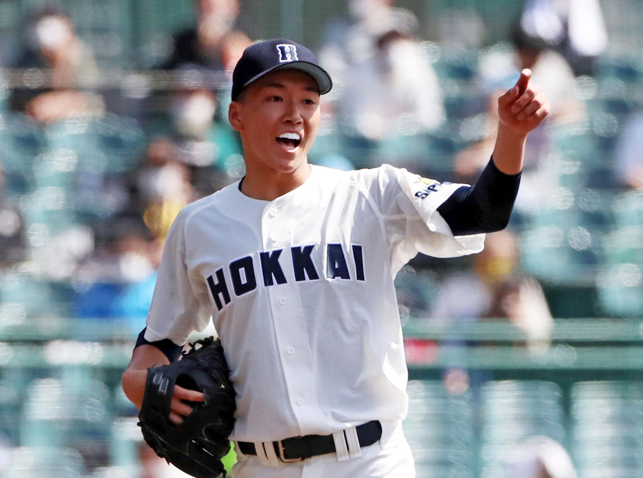 6回裏神戸国際大付1死、北海・木村は栗原の打球にマウンドで指をさす（撮影・加藤哉）