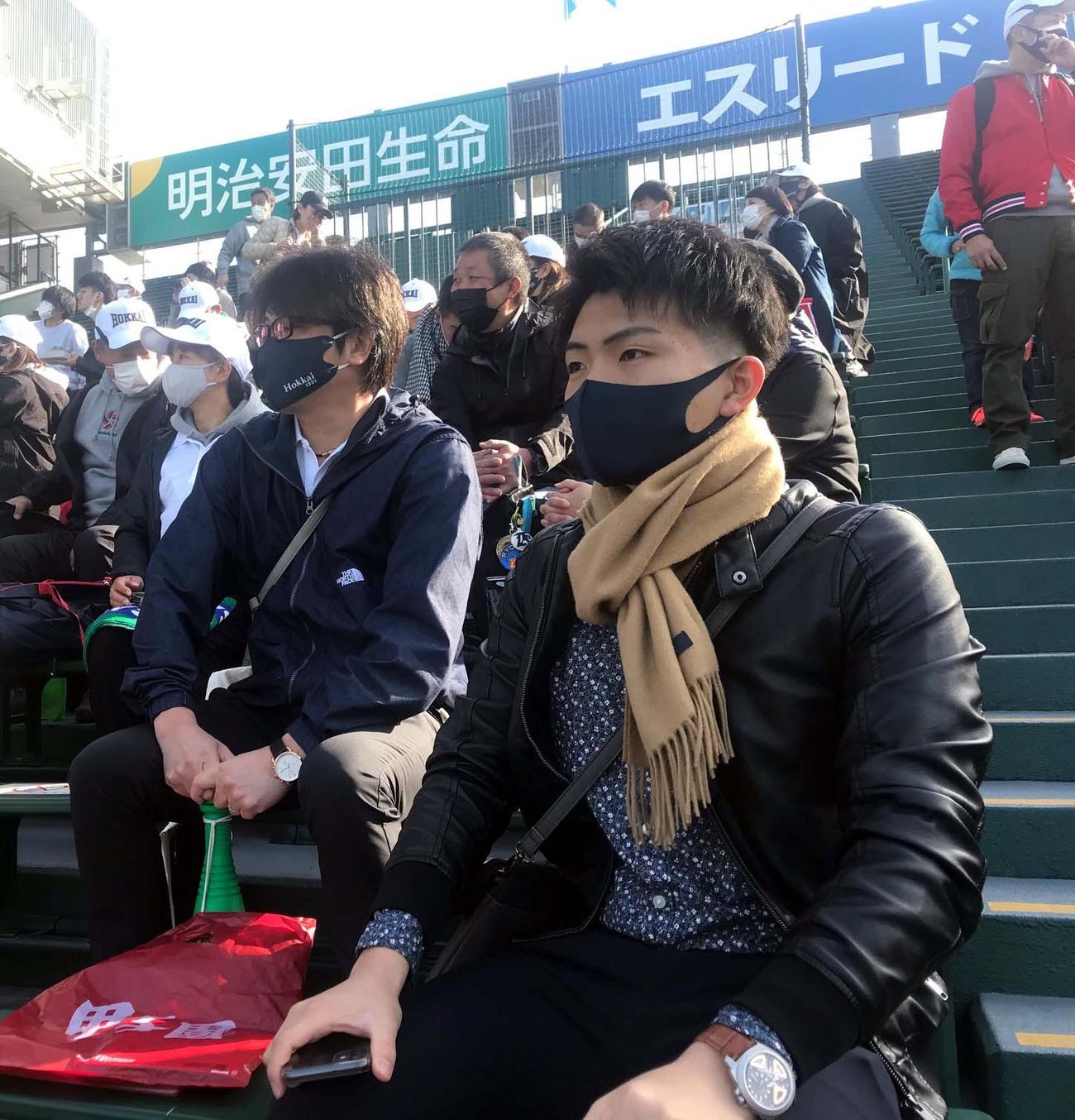 北海対神戸国際大付　スタンドで試合を見守る北海エース木村の父健一さん（左）と兄広輝さん（撮影・永野高輔）