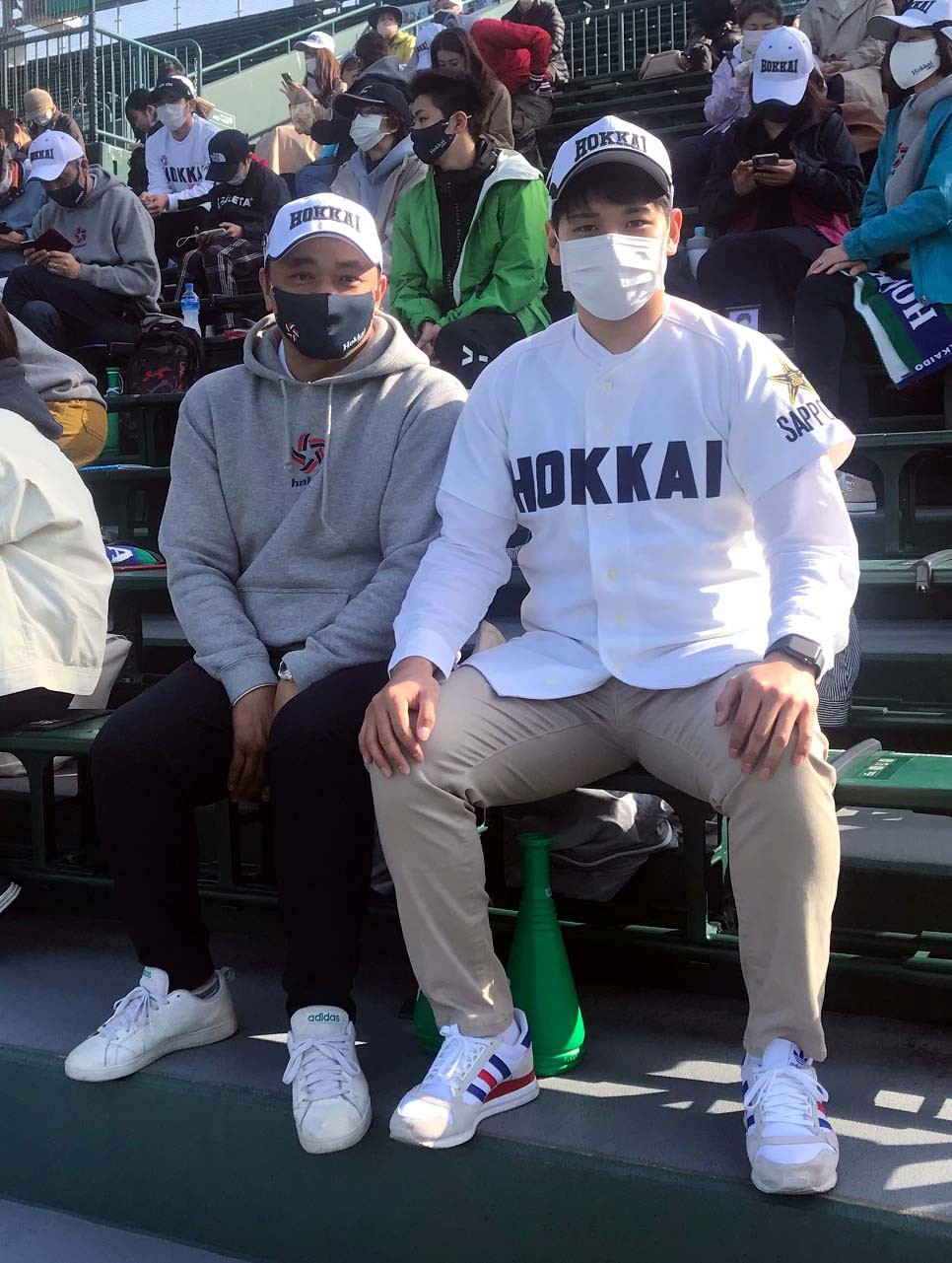 北海対神戸国際大付　スタンドで試合を見守る北海OBで1番杉林一塁手の父亮輔さん（左）と、兄拓夢さん（撮影・永野高輔）
