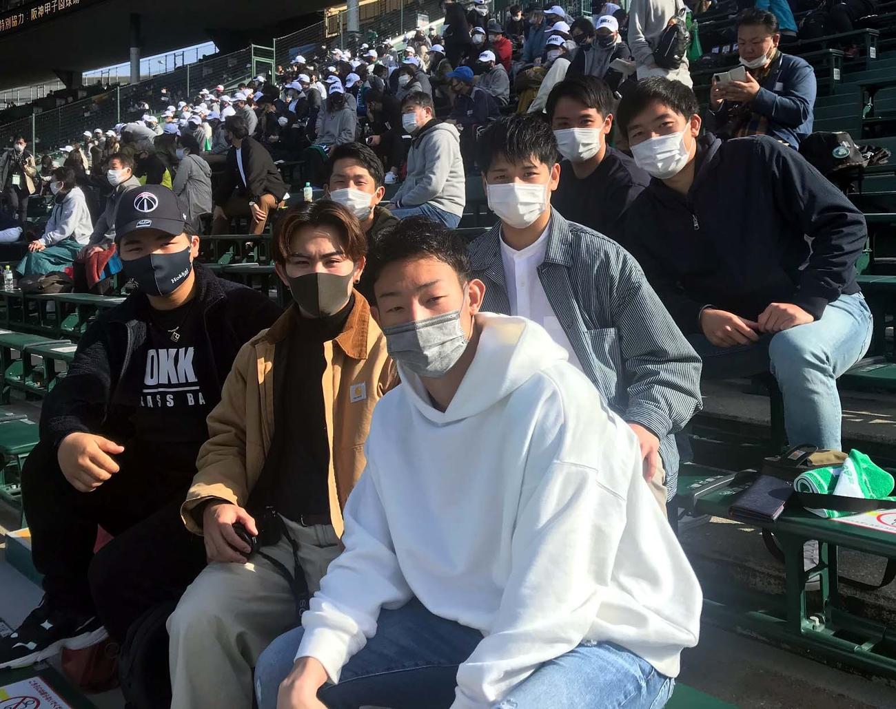 北海対神戸国際大付　スタンドで後輩たちを応援する17年甲子園出場時の北海野球部OB（撮影・永野高輔）
