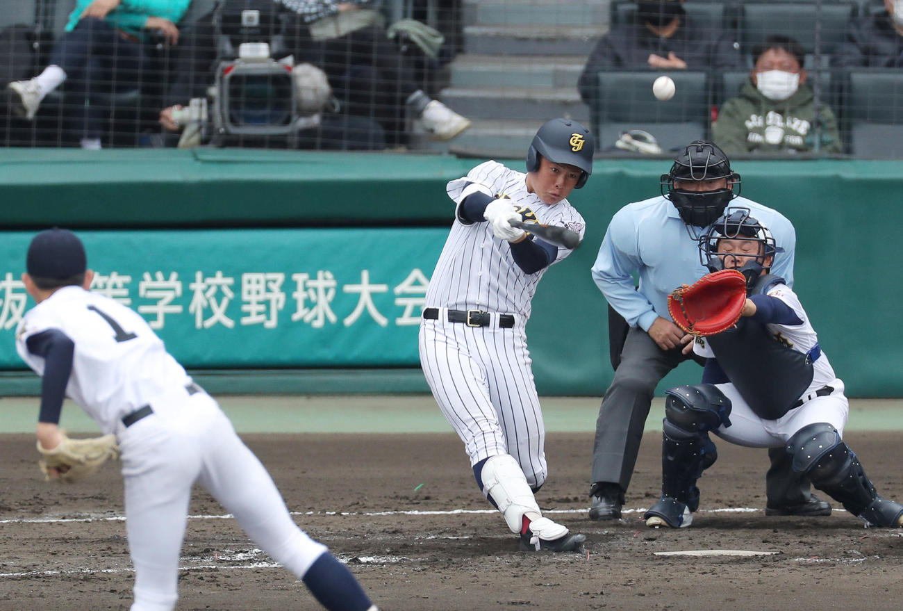 鳥取城北対三島南　5回表鳥取城北1死三塁、中前適時打を放つ畑中（撮影・前田充）