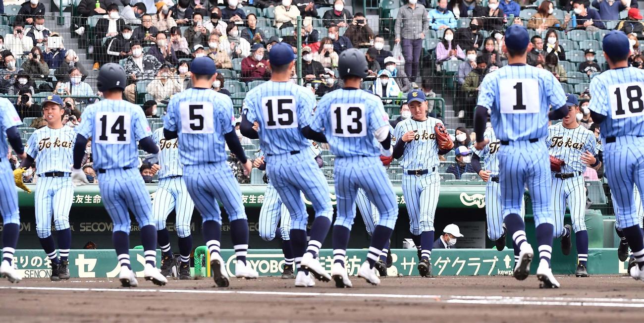 東海大相模対東海大甲府　どっちがどっち？。奧が東海大甲府、手前が東海大相模（撮影・上田博志）