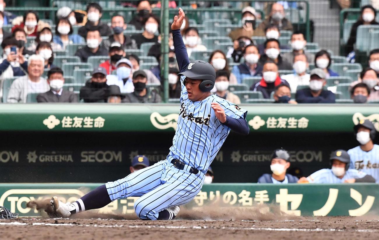 東海大相模対東海大甲府　7回表東海大相模2死二、三塁、捕逸で生還する柴田疾（撮影・上田博志）