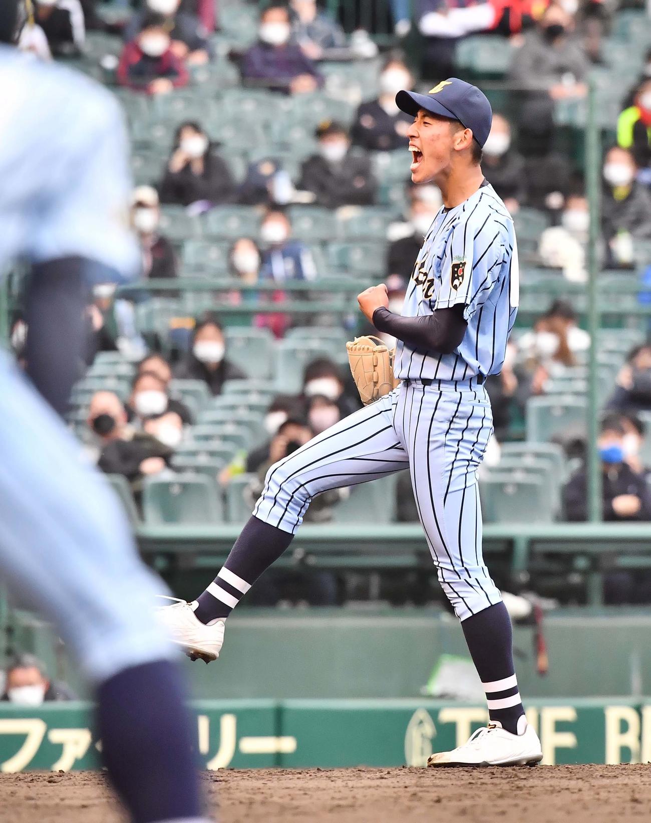 東海大相模対東海大甲府　東海大甲府に勝利しガッツポーズする東海大相模エースの石田隼都（撮影・上田博志）