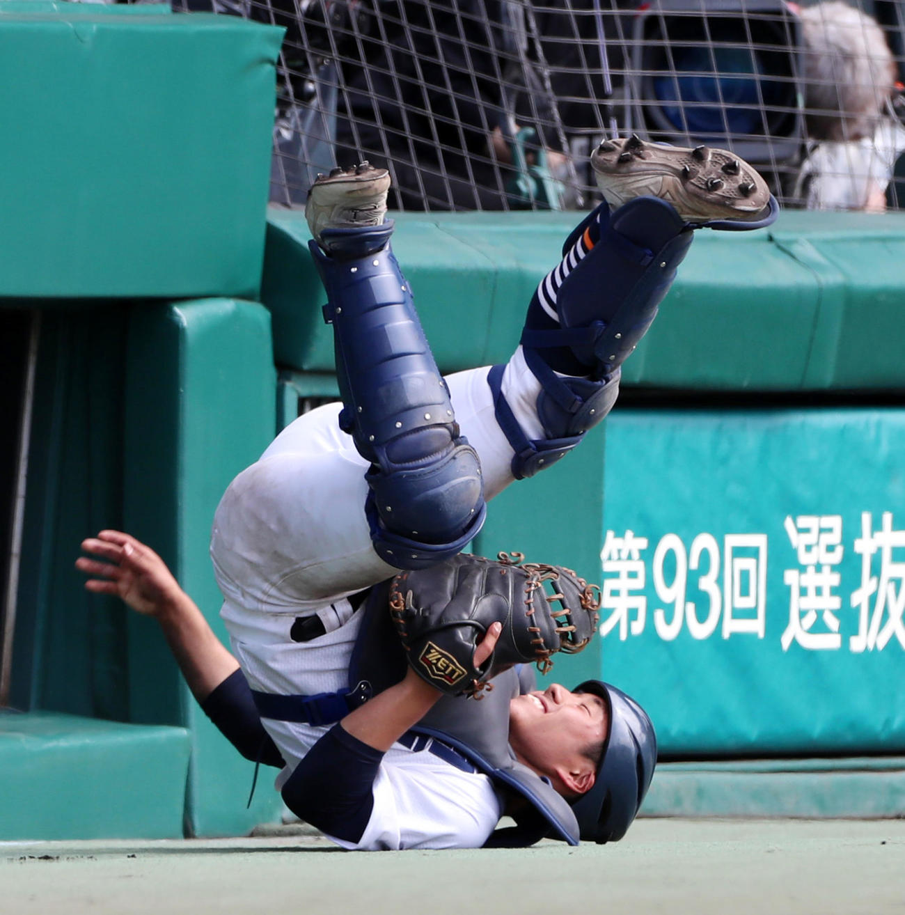 天理対宮崎商　4回表天理無死、平松は瀬の捕邪飛を追ってフェンスに激突する（撮影・加藤哉）