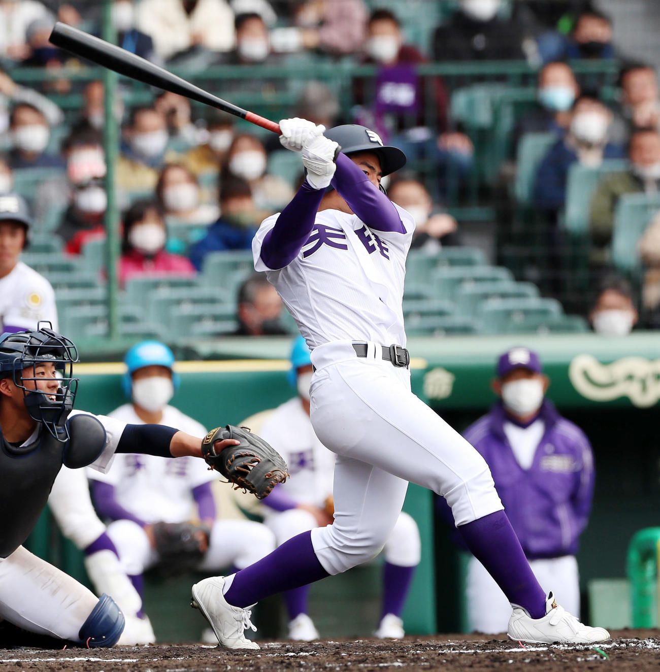 天理対宮崎商　7回表天理2死一、二塁、内山は右越え適時二塁打を放つ（撮影・加藤哉）