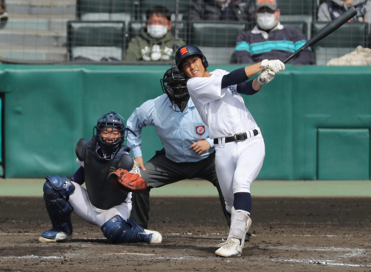 8回裏宮崎商1死一塁、中越え適時三塁打を放つ中村（撮影・前田充）