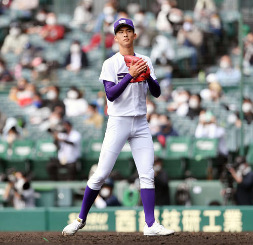 天理対宮崎商 完投勝利した天理・達はグラブをたたく(撮影・滝沢徹郎)