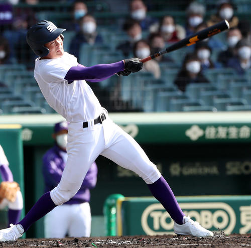 天理対宮崎商 2回表天理2死三塁、木下は中越え適時三塁打を放つ(撮影・加藤哉)