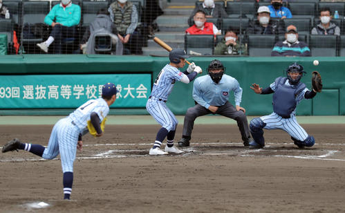東海大相模対東海大甲府 7回表東海大相模2死二、三塁、打者加藤のとき、捕手三浦が後逸し三走柴田が生還して東海大相模が先制する。投手若山(撮影・前田充)