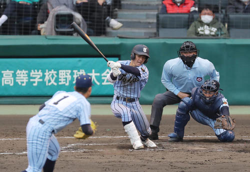 東海大相模対東海大甲府 11回表東海大相模1死二塁、勝ち越しの右前適時打を放つ大塚。投手若山(撮影・前田充)