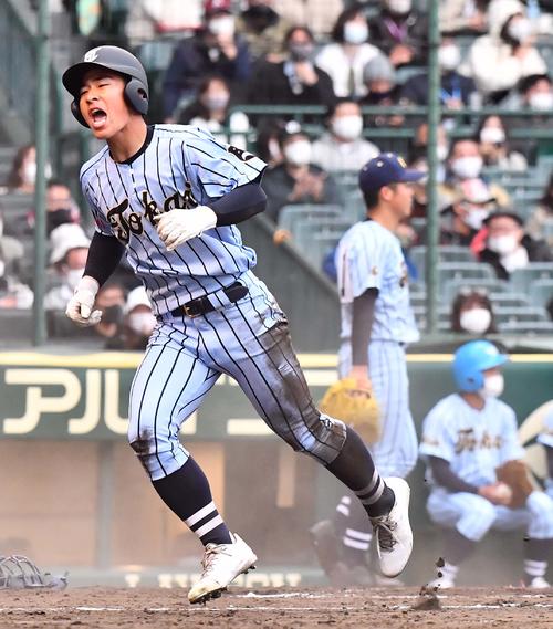 東海大相模対東海大甲府 11回表東海大相模1死二塁、大塚瑠晏の右前適時打で勝ち越しの生還を果たす門馬功(撮影・上田博志)