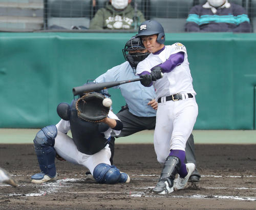 天理対宮崎商 7回表天理2死満塁、左前2点適時打を放つ政所(撮影・前田充)