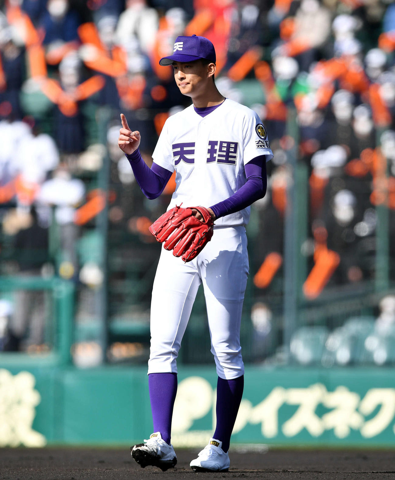 天理対宮崎商　ナインにポーズを送る天理先発の達（撮影・滝沢徹郎）