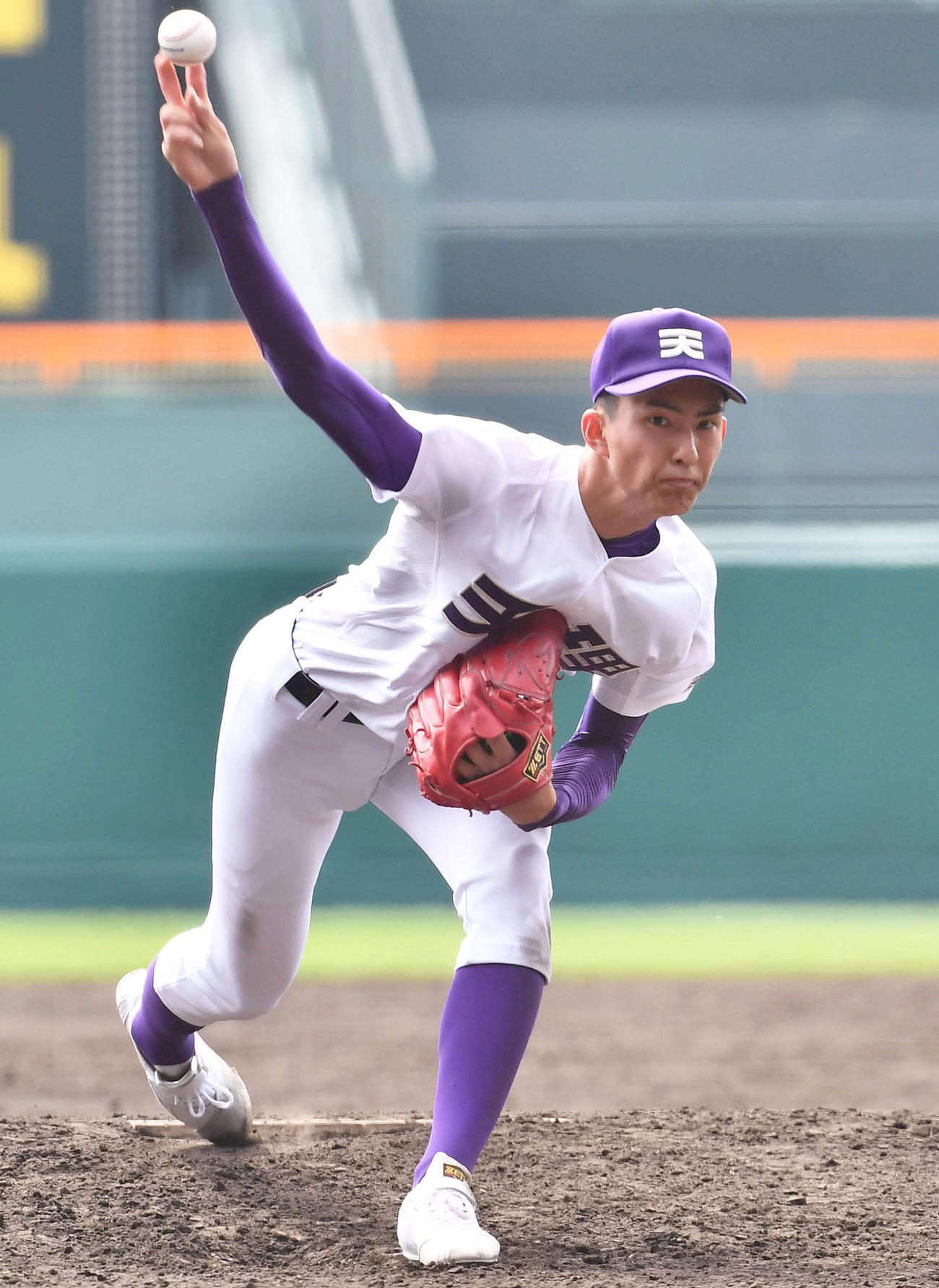 6安打10奪三振1失点で完投した天理先発の達（撮影・上田博志）