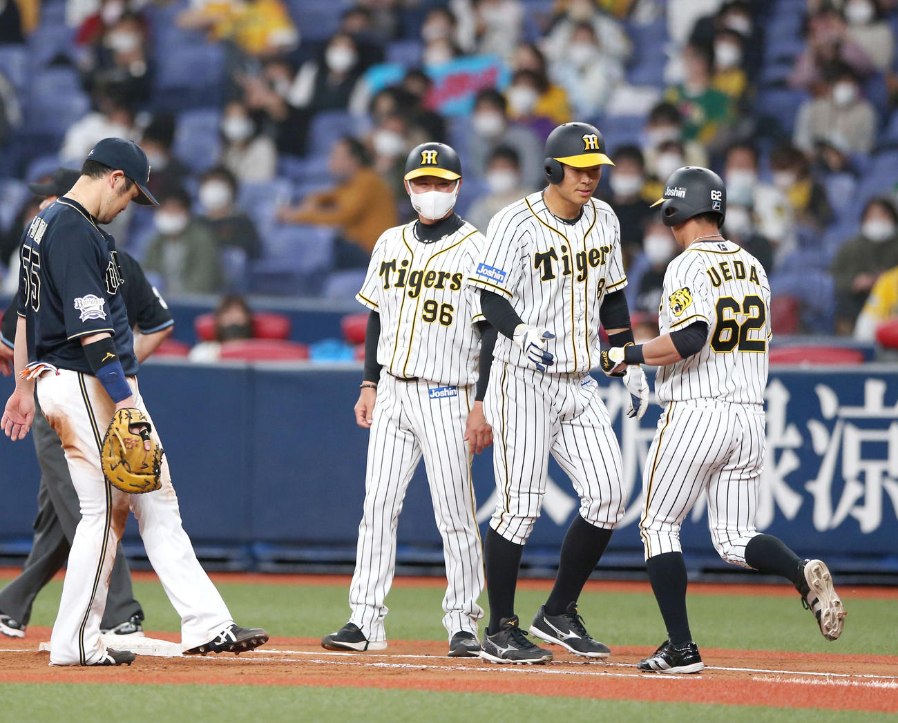 阪神対オリックス　7回裏阪神無死、四球を選んだ佐藤輝（右から2人目）に代わって植田海（右）が代走する（撮影・上山淳一）