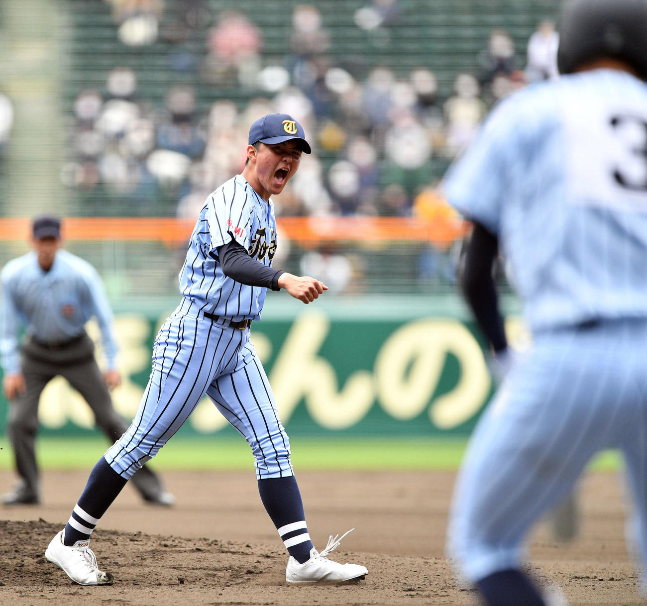 東海大相模対東海大甲府　1回裏東海大甲府2死一塁、久井を空振り三振に仕留めほえる石川（撮影・滝沢徹郎）